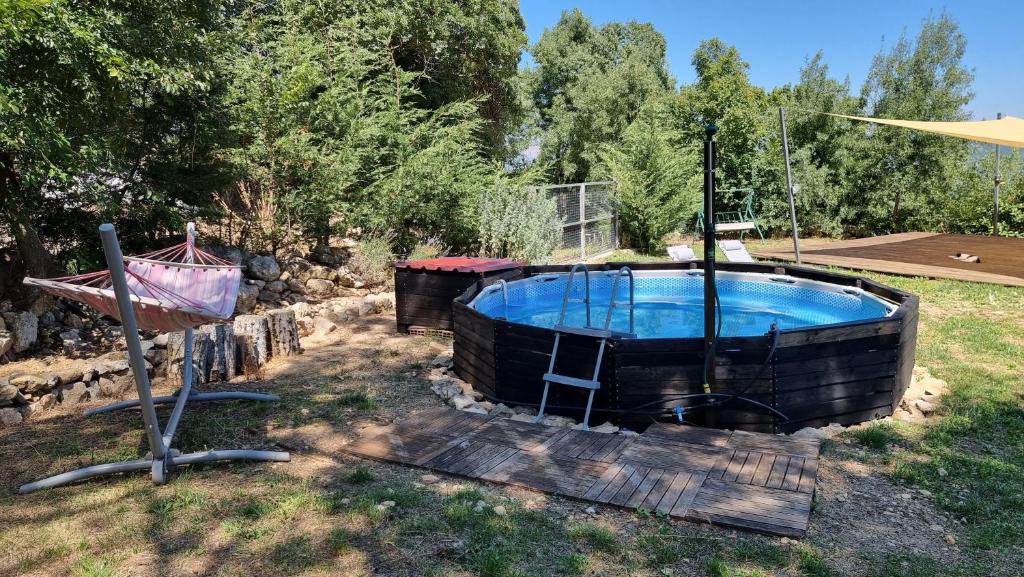 a large swimming pool in a yard with a hammock at Lo Cel De Tolo in Toló