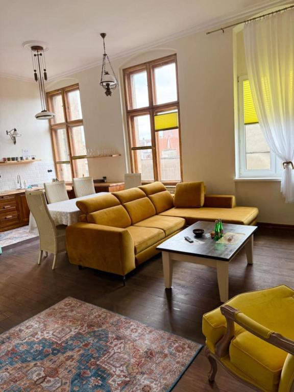 トルンにあるApartament 511 Feniks AC Progresのソファとテーブルのあるリビングルーム