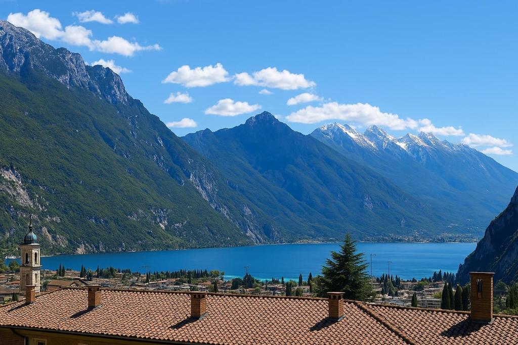 een uitzicht op een meer en de bergen bij appartamento SUNLIGHT in Riva del Garda