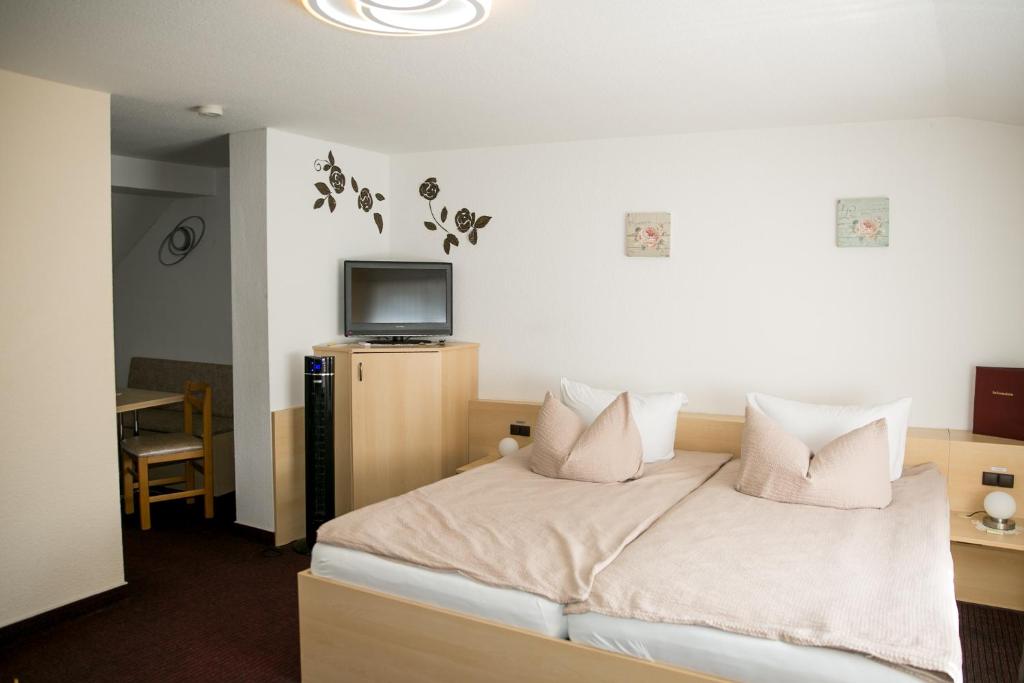 Postel nebo postele na pokoji v ubytování Hotel Bierstübl