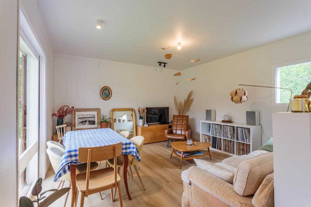 un salon avec une table et un canapé dans l'établissement Maison du Brise Lames - Welkeys, à Anglet