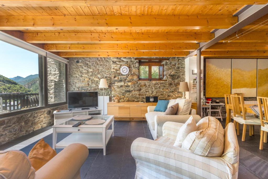 a living room with couches and a tv at Casa Guillem 3 in Tavascan