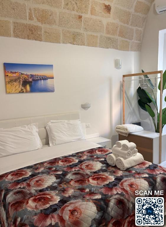 a bedroom with a bed with towels on it at Affittacamere Marì in Polignano a Mare