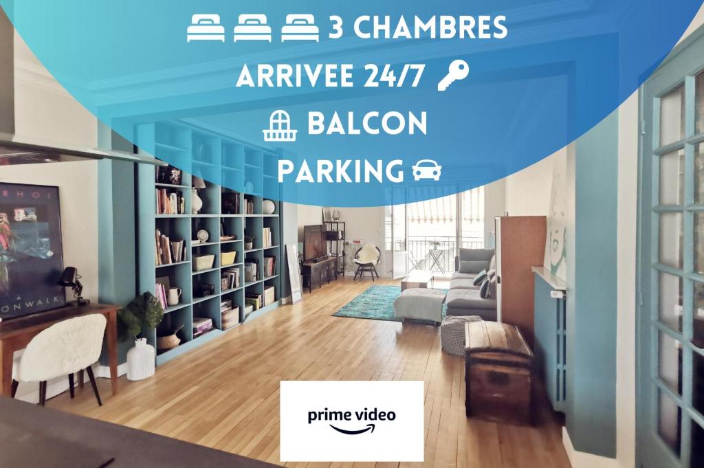 Cette chambre comprend un salon avec un canapé et une table. dans l'établissement Grand Appartement Familial, Tours Centre, Parking, à Tours