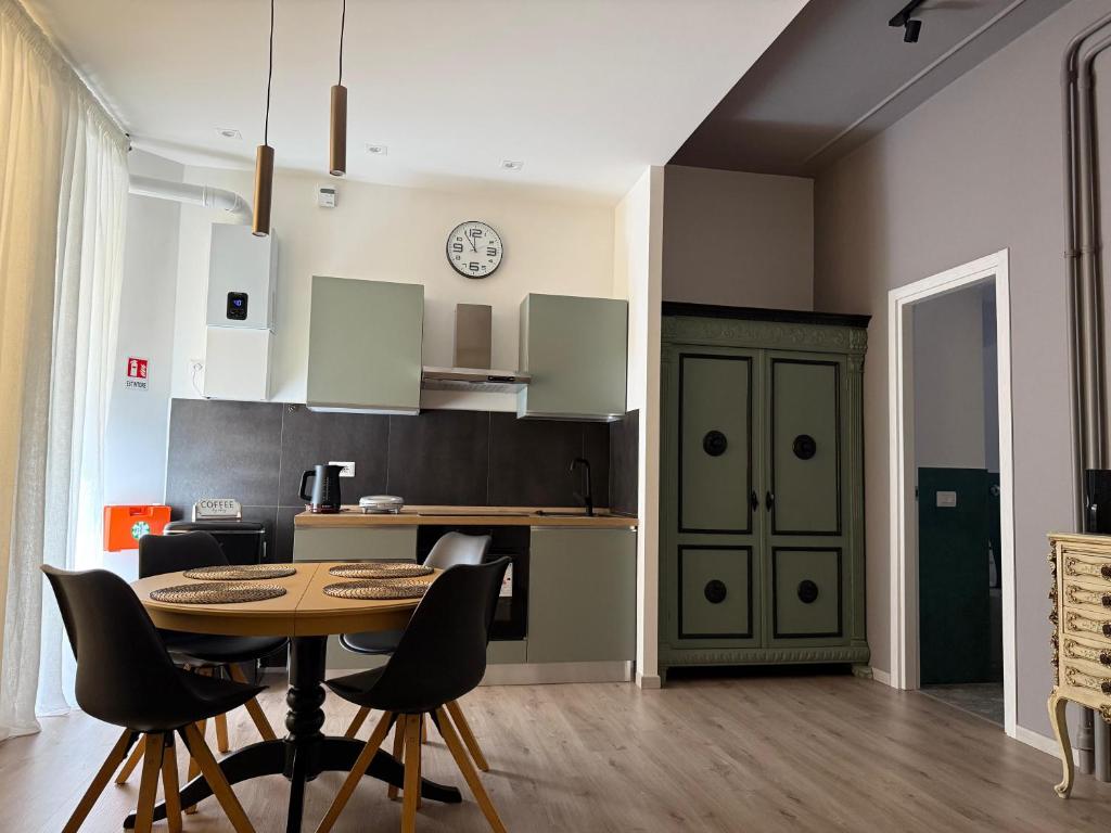 una cucina con un tavolo e sedie in una stanza di Apartment Aurum Colosseum a Roma