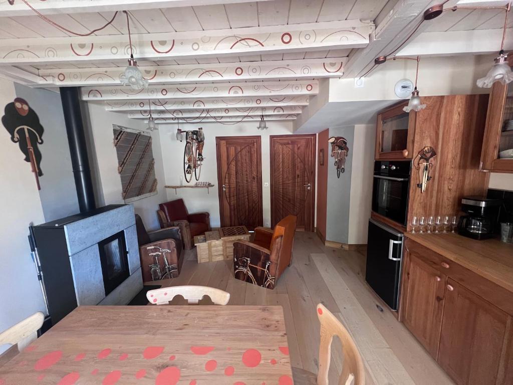 a kitchen and dining room with a table and chairs at Chez Jasmine joli chapeau A vélo in Luchon