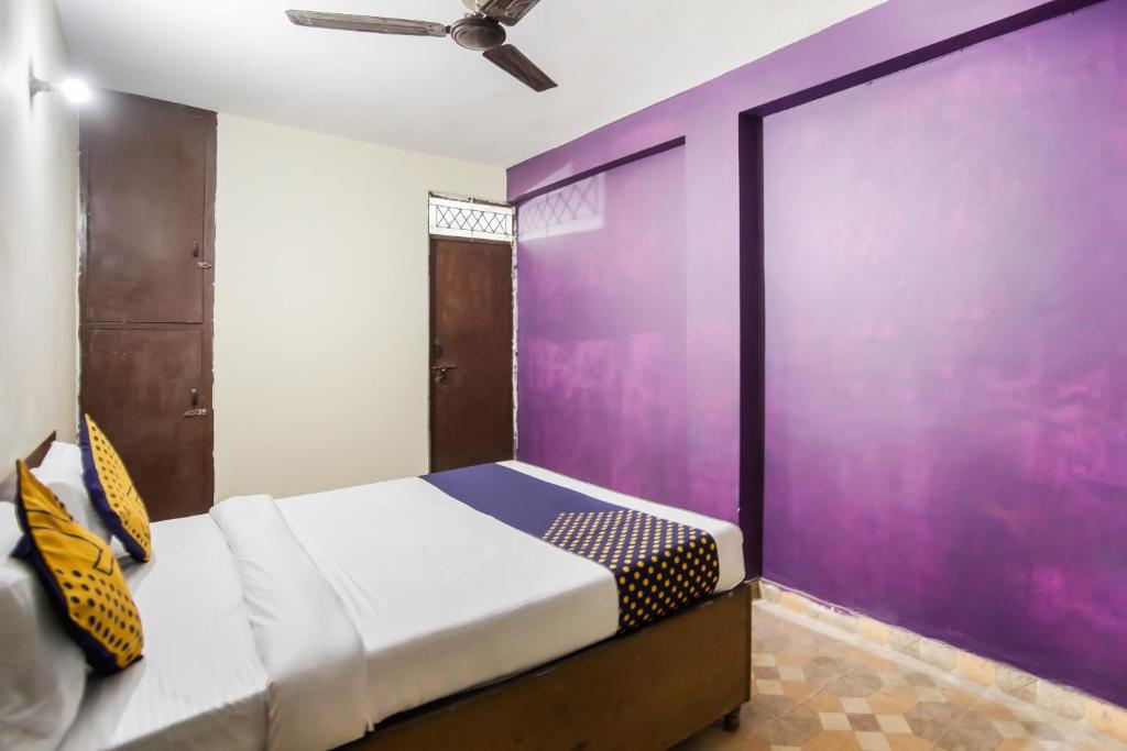 Postel nebo postele na pokoji v ubytování SPOT ON Hotel Harry's 1 Near Select Citywalk Mall