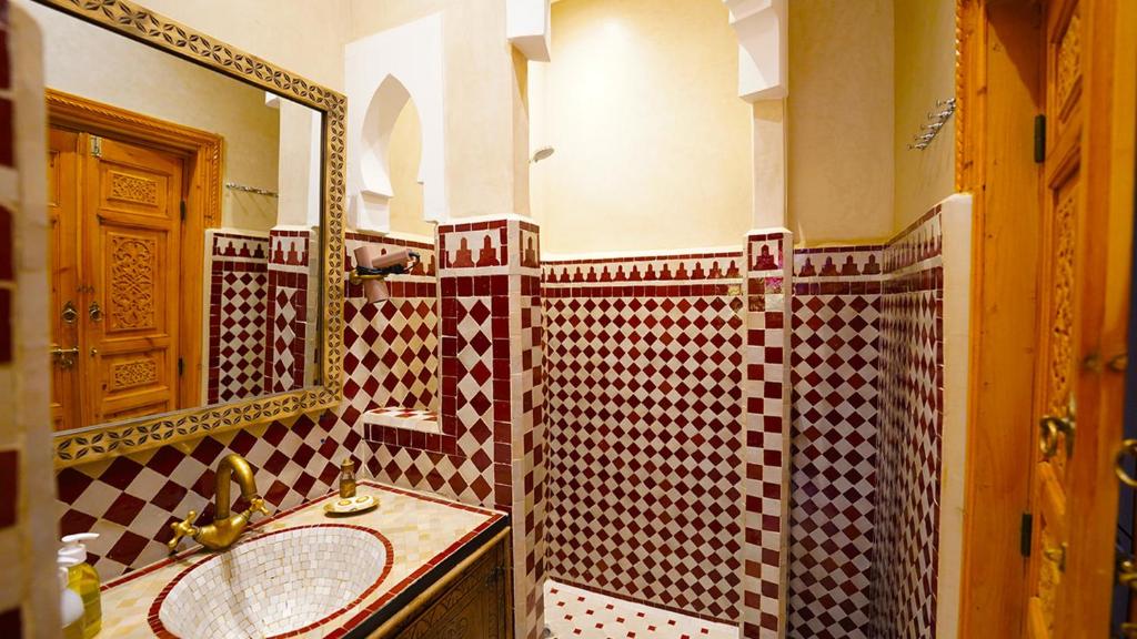 マラケシュにあるRiad Touhfa Kasbah Marrakechの洗面台と鏡のあるバスルーム