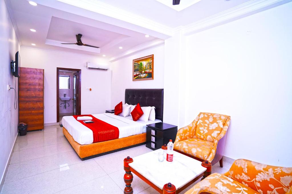 ニューデリーにあるHotel Moon Taj Near Yashobhoomi Convention Centreのベッドとソファのあるホテルの部屋