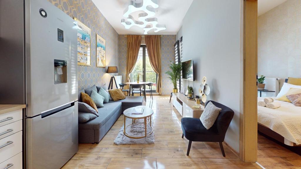 ein Wohnzimmer mit Sofa und Bett in der Unterkunft Wroclove Apartments in Breslau