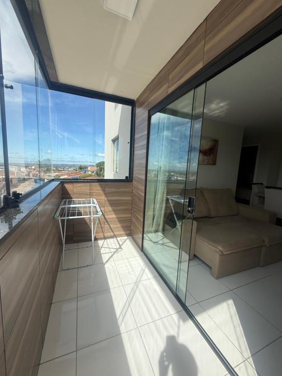 ein Zimmer mit Balkon mit Stuhl und Bett in der Unterkunft Novo Horizonte in Garanhuns