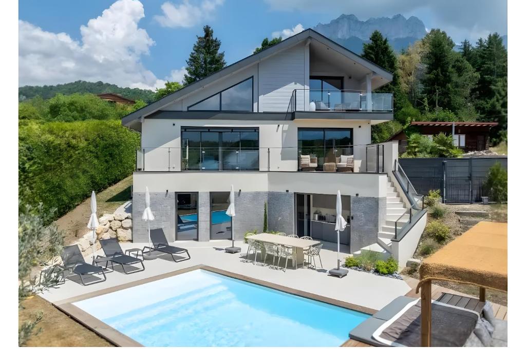 Luftaufnahme eines Hauses mit Swimmingpool in der Unterkunft Villa proche Lac in Écharvine