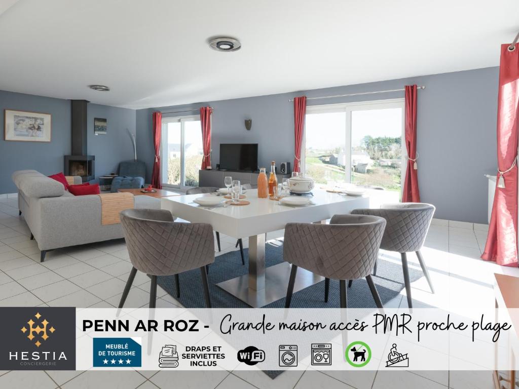 ein Wohnzimmer mit einem weißen Tisch und Stühlen in der Unterkunft PENN AR ROZ - Grande maison familiale proche mer in Saint-Pabu