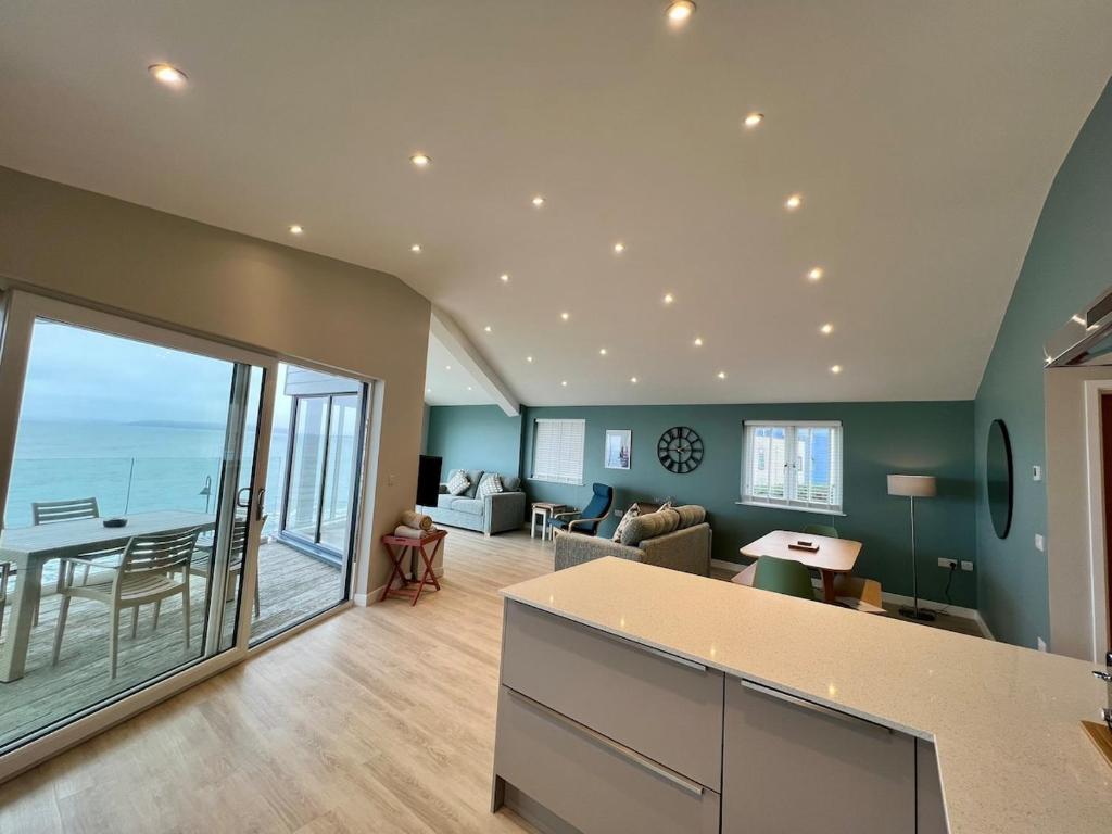 ein Wohnzimmer mit Blick auf das Meer in der Unterkunft Stylish 3-Bed Seaview Retreat with Balcony - Steps from the Beach - Westward Ho! in Westward Ho