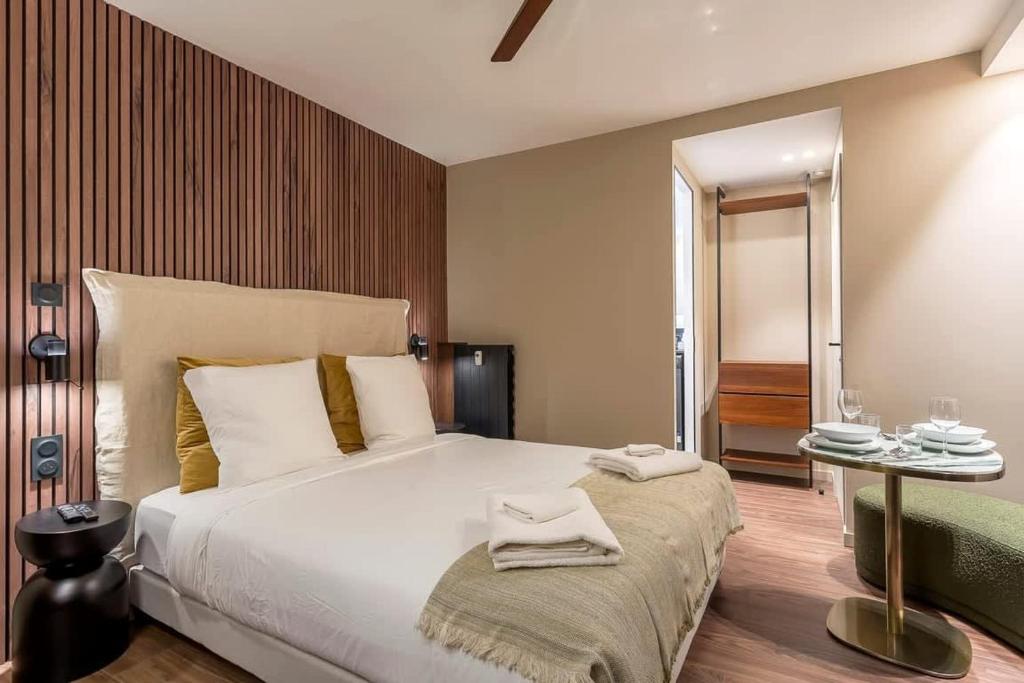 une chambre avec un grand lit avec deux serviettes dessus dans l'établissement Zola - Furnished apartment - Downtown Lyon, à Lyon