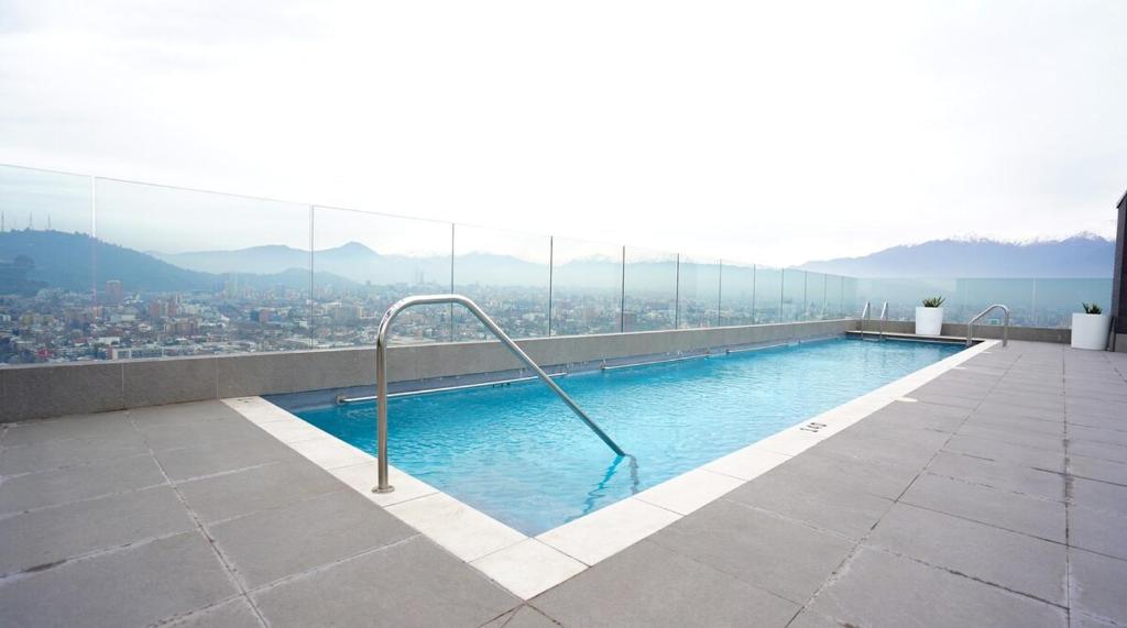 una piscina sul tetto di un edificio di Cerati Apartment frente al metro Irarrazaval a El Cerrillo