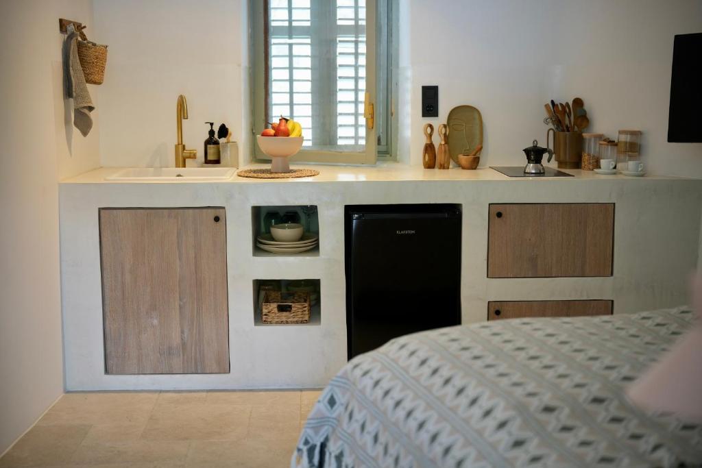 a kitchen with a sink and a counter top at mi sestre – Studio Apartment Hvar Vrisnik in Jelsa