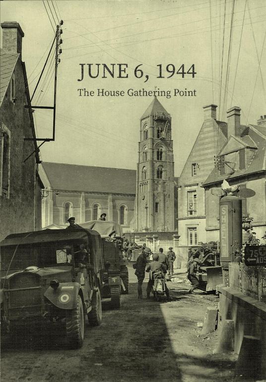 une photo en noir et blanc d'une rue avec un bâtiment dans l'établissement Grand Gite historique confortable -Plages du D-DAY, à Ver-sur-Mer