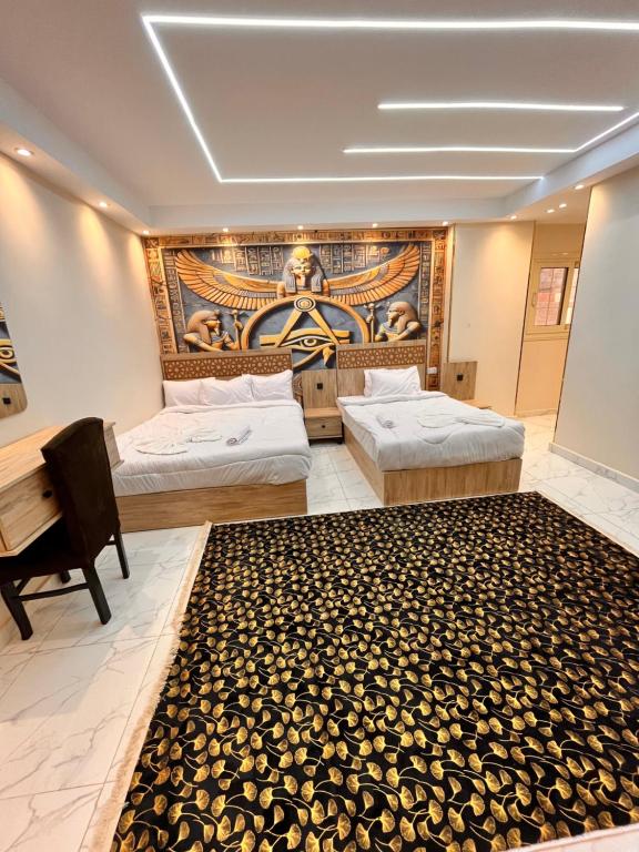 Un pat sau paturi într-o cameră la Kemitt pyramids view inn
