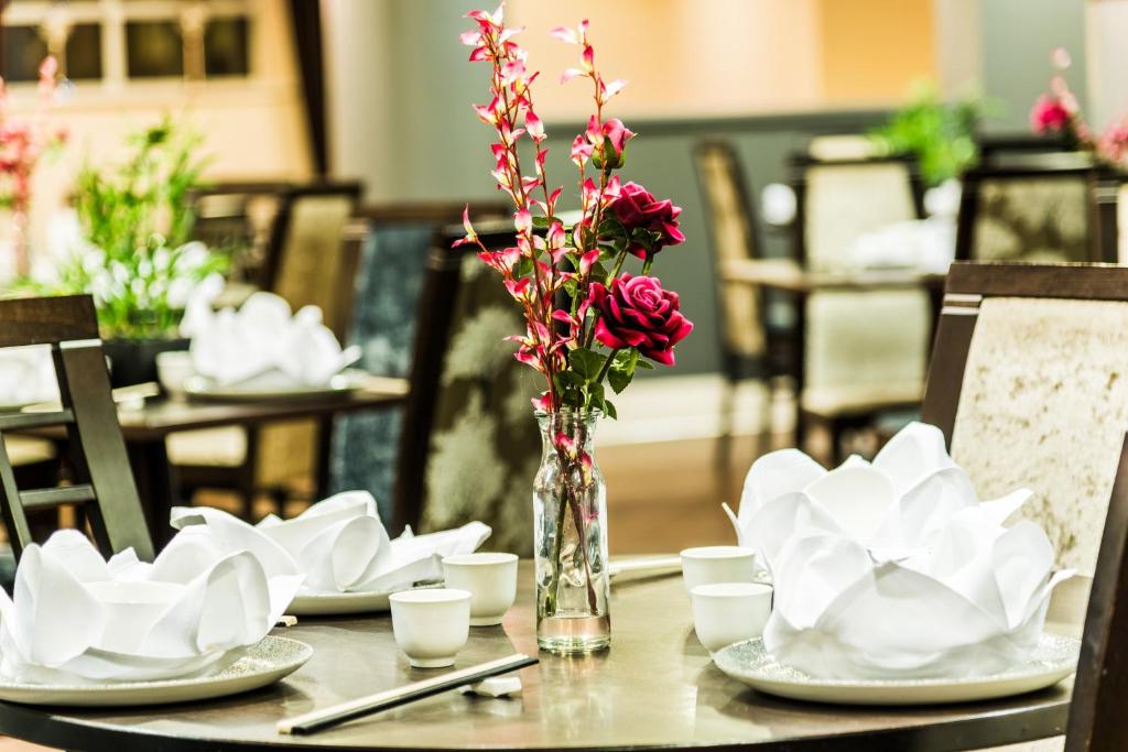Crowne Plaza Liverpool - John Lennon Airport by IHG photo