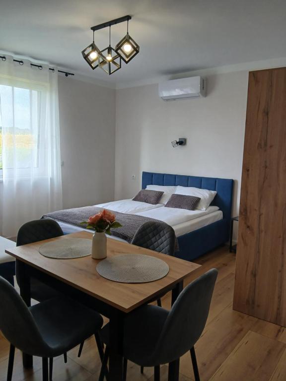 Noclegi Sunny House - Quadruple Room With Private Bathroom