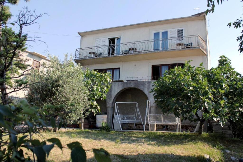 Cette maison ancienne dispose d'un balcon. dans l'établissement Appartements Prisika Novi, à Novi Vinodolski