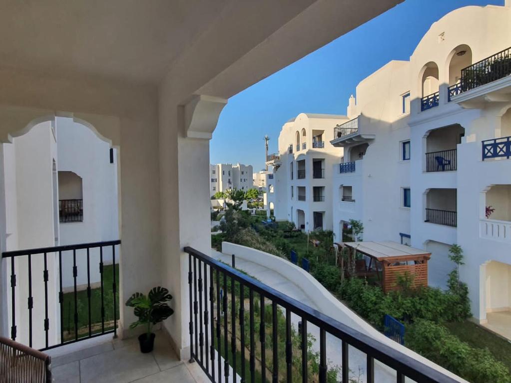 een uitzicht vanaf het balkon van een gebouw bij prime homes in Banī Ghālib