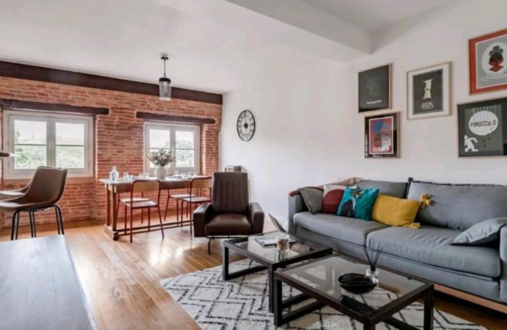 un salon avec un canapé et une table dans l'établissement Le Clos St Georges, à Toulouse