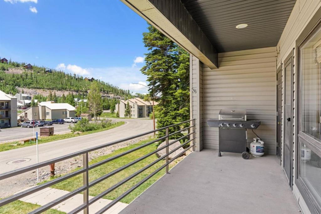 einen Balkon mit Straßenblick in der Unterkunft Aspen Summit Retreat in Brian Head