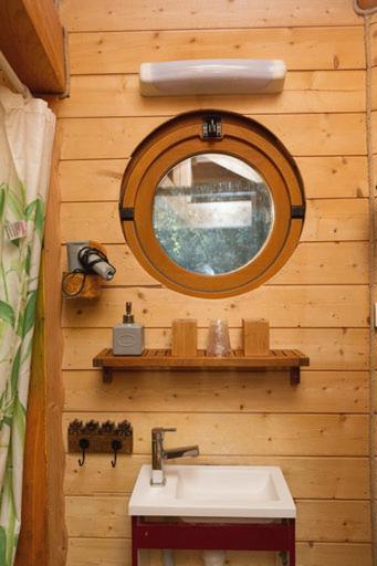 Logements insolites du Domaine de la Tuilière - One-Bedroom Chalet