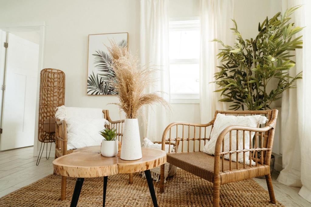 un soggiorno con due sedie e un tavolino da caffè di Back at Belmar a Belmar