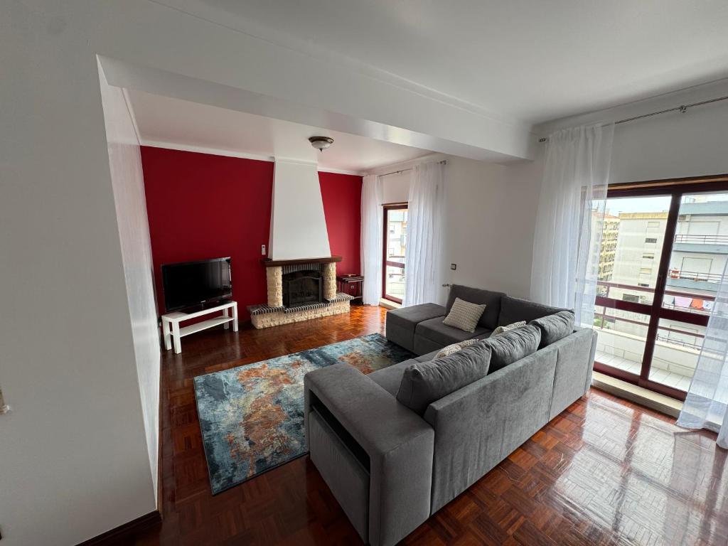 Una sala de estar con un sofá y una chimenea. en 3 Bedroom Apt 15 Min Walk to Fátima Sanctuary, en Fátima