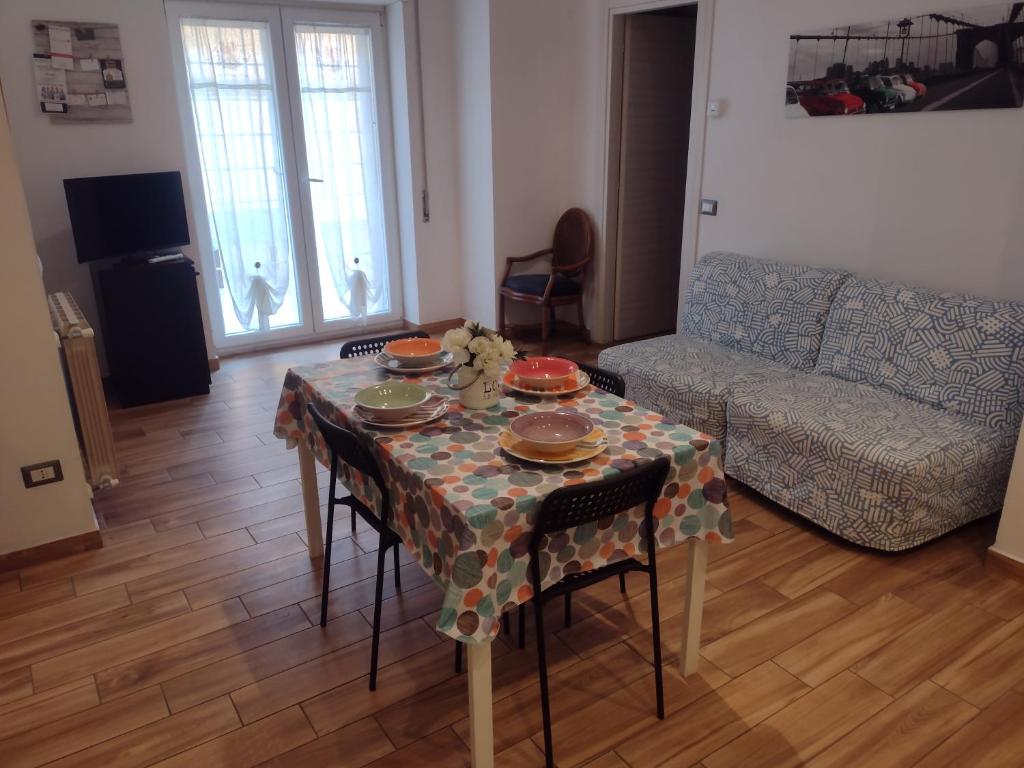 ローマにあるLa casa per teのリビングルーム(食器付)