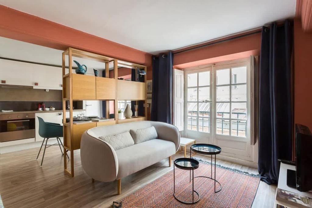 un salon avec un canapé et une cuisine dans l'établissement Sainte Hélène - Furnished apartment - Downtown Lyon, à Lyon