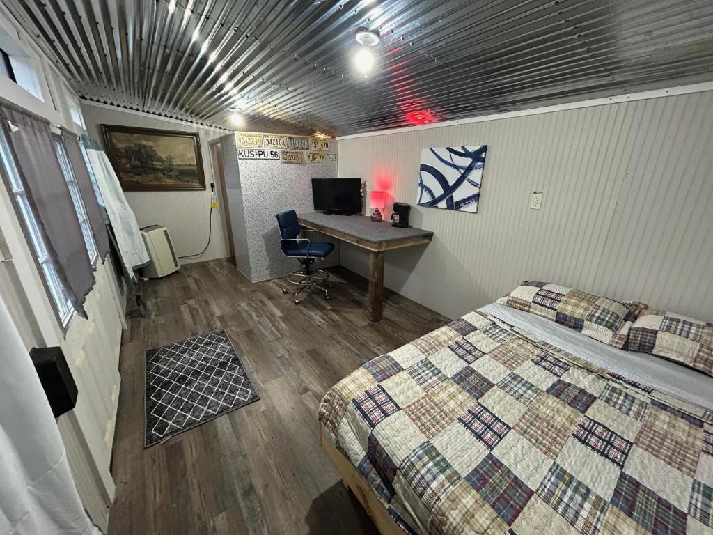 Imagen de la galería de #11 Digital Nomad Cabin on the river overlooking a lake, en Diana