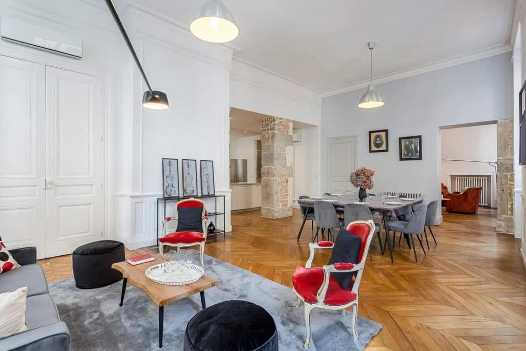un salon avec une table et des chaises dans l'établissement Charlie - Furnished apartment - Downtown Lyon, à Lyon
