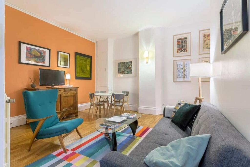 un salon avec un canapé et une table dans l'établissement République - Furnished apartment - Downtown Lyon, à Lyon