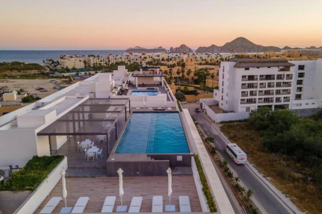 an aerial view of a hotel with a swimming pool at AMATERRA modernos aptos cerca a la playa in Cabo San Lucas