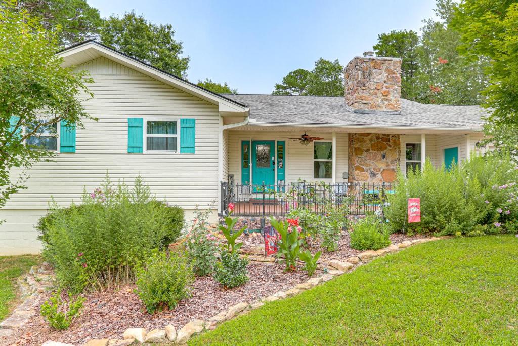 Κήπος έξω από το Fairfield Bay Home On Golf Course with Fenced Yard!
