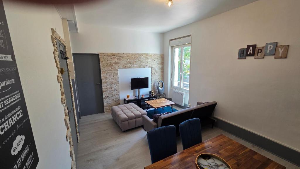 un salon avec une table et une chaise dans l'établissement Appartement 4 pers Vichy, à Vichy