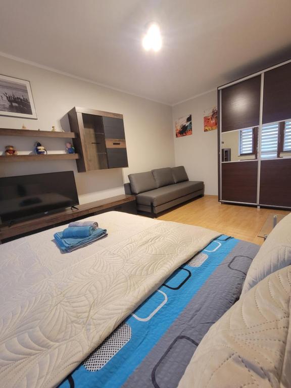 una sala de estar con una cama y un sofá en Nowa Apartment, en Wroclaw