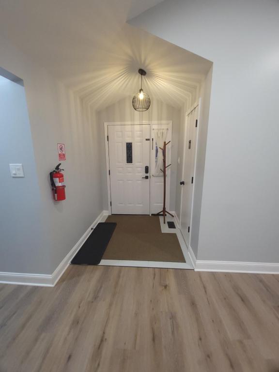 een lege kamer met een hal met een brandkraan bij 6 bedroom! Pool Table, Gaming Area, Firepit & More in Joliet