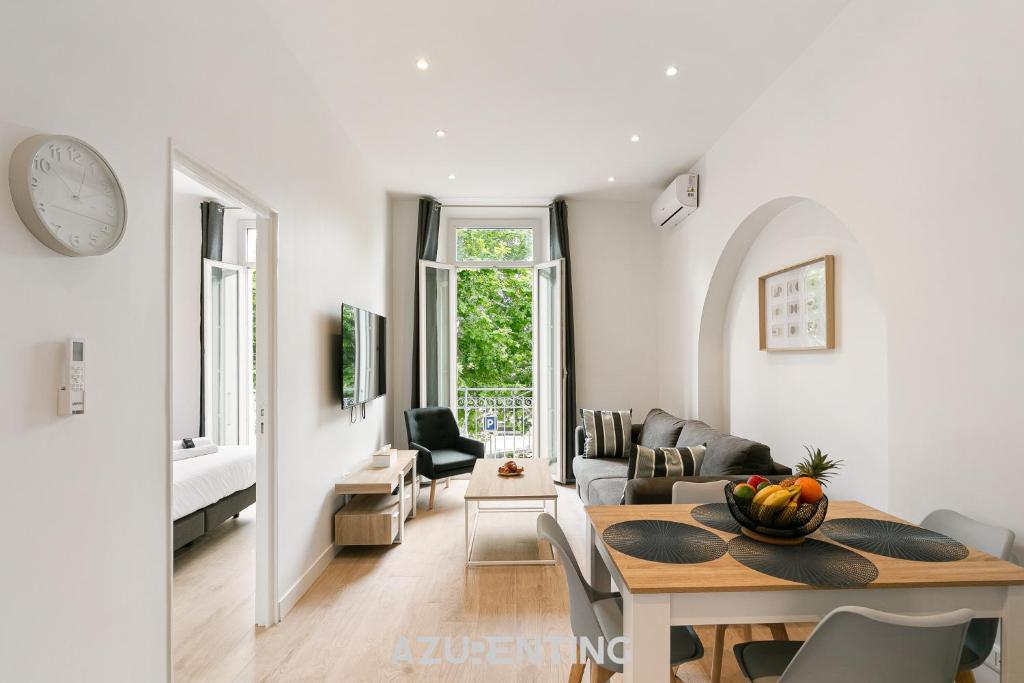 un salon avec une table et une salle à manger dans l'établissement Azurenting - Harbor View - Amazing Stay 1, à Vallauris