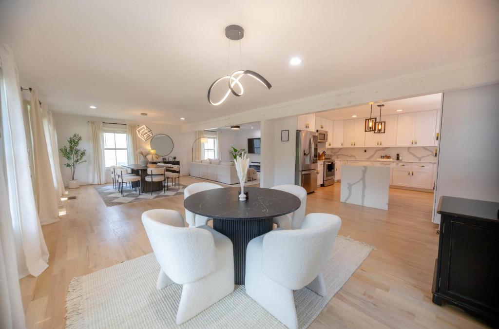 ein Esszimmer und ein Wohnzimmer mit Tisch und Stühlen in der Unterkunft Luxury ATL Home Near East Lake Golf & Beltline in Atlanta