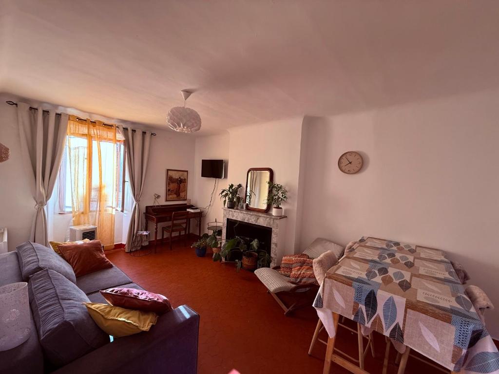 een woonkamer met een bank en een tafel bij Le cosy du Panier in Marseille