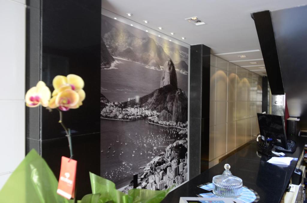 un cuadro blanco y negro en una pared en una habitación en Hotel Meu Cantinho (Adults Only), en Río de Janeiro