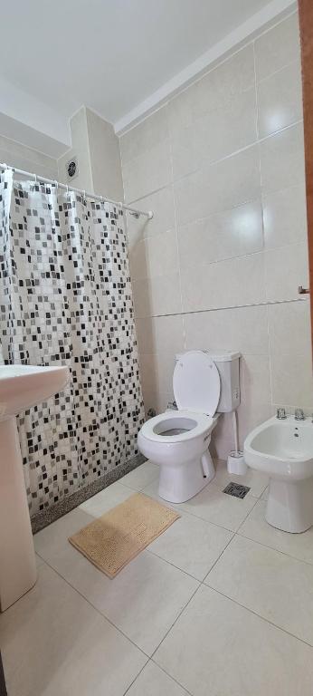 Un baño con inodoro, ducha y lavabo. en Centro, en Paraná