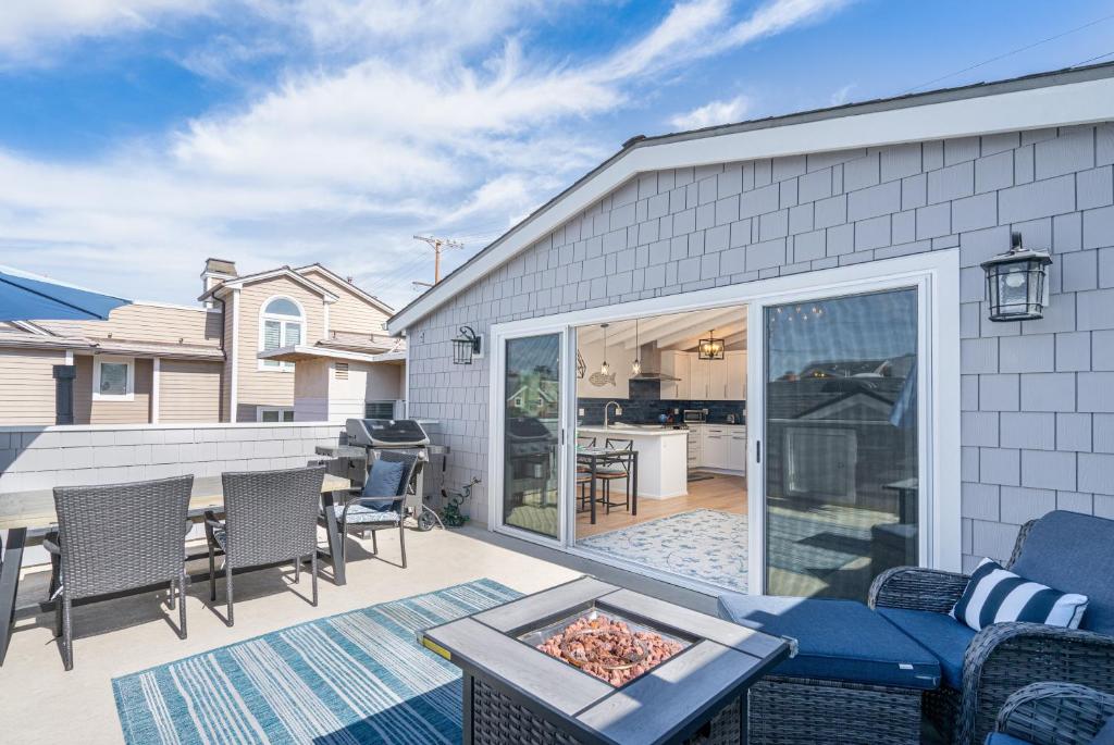 a patio with a table and chairs and a kitchen at 304 Ruby Ave B in Newport Beach