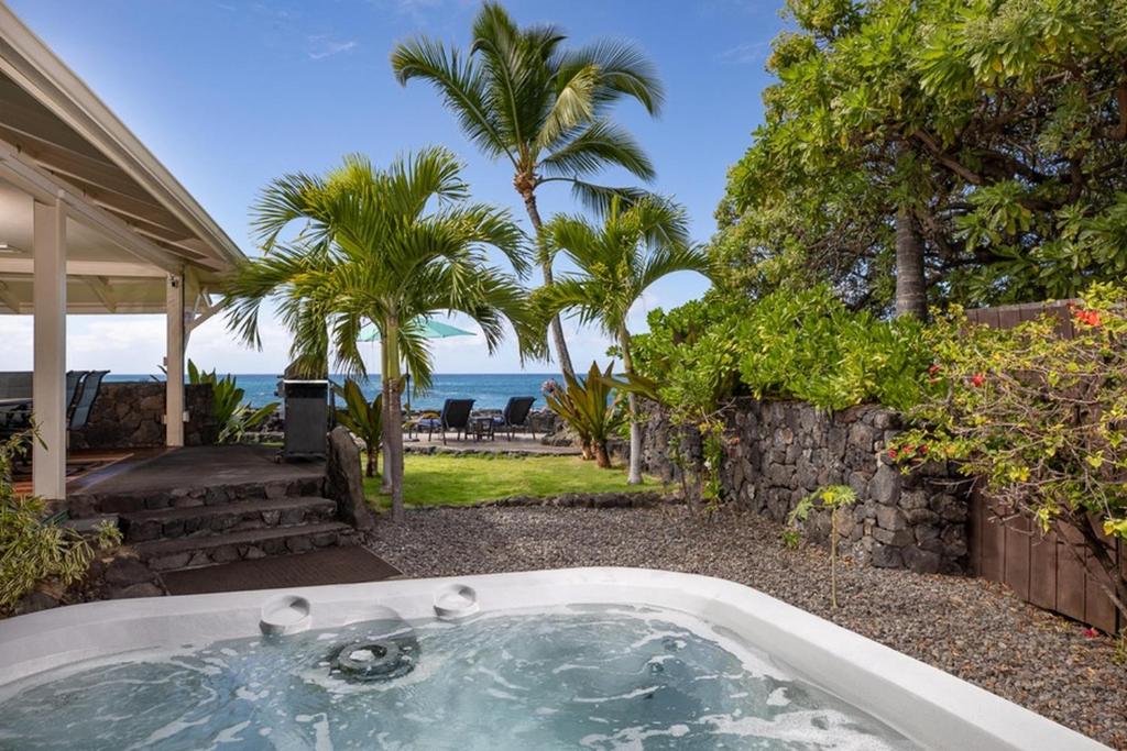 カイルア・コナにあるHonl's Beach Hale (Big Island)の海を背景に庭にホットタブを併設しています。