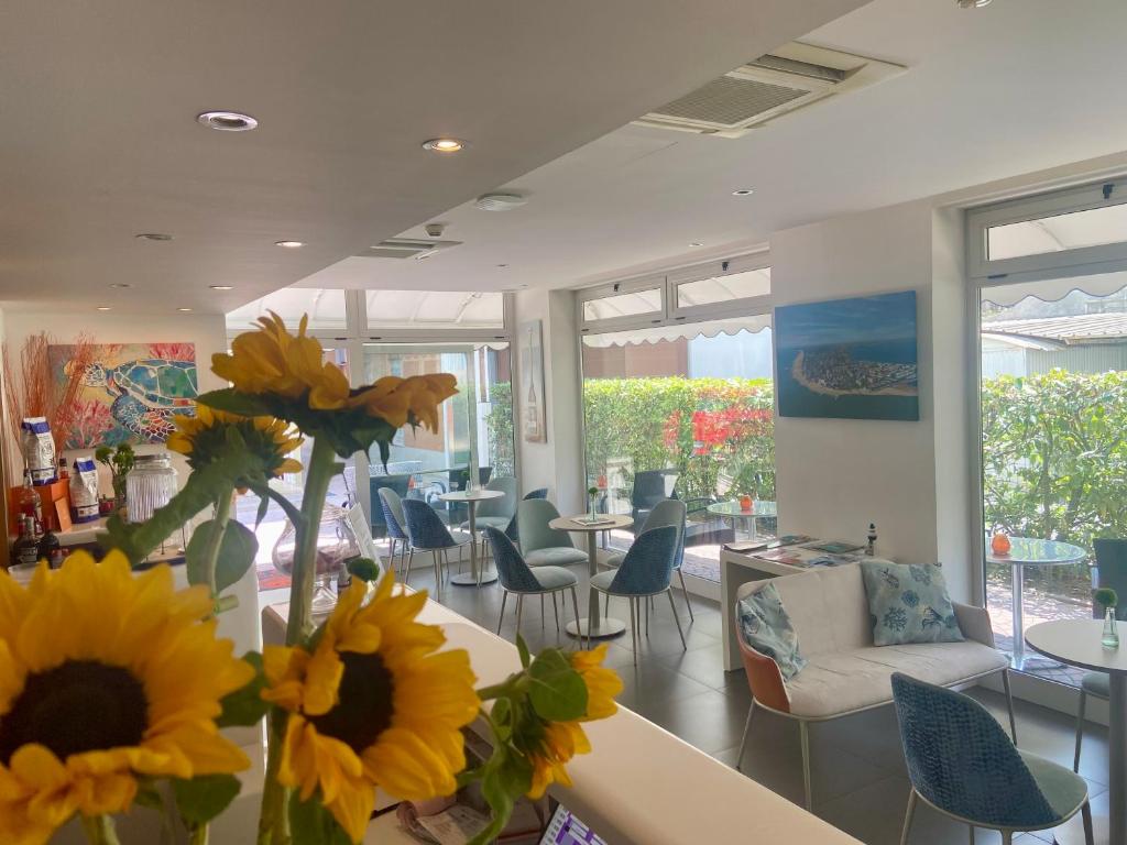 Μια τηλεόραση ή/και κέντρο ψυχαγωγίας στο Hotel Simi Lan